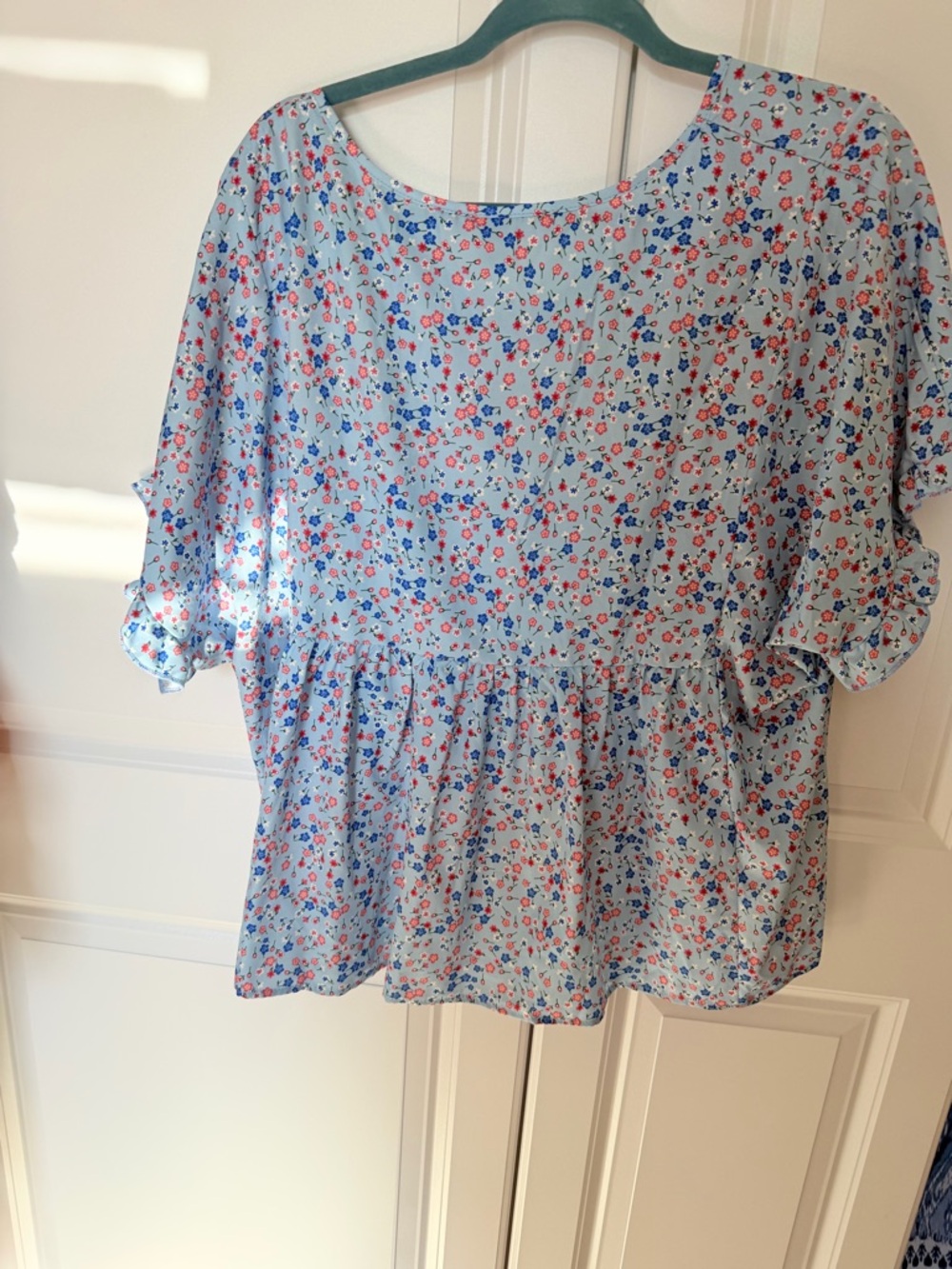 SHEIN Light Blue Floral V-Neck Peplum Top - Picture 4 of 4